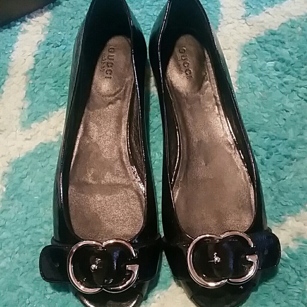Gucci peep toe patent leather flats.